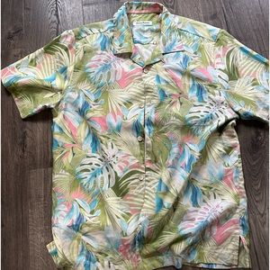 Tommy Bahama Floral 100% silk short sleeve button down shirt. Medium preowned